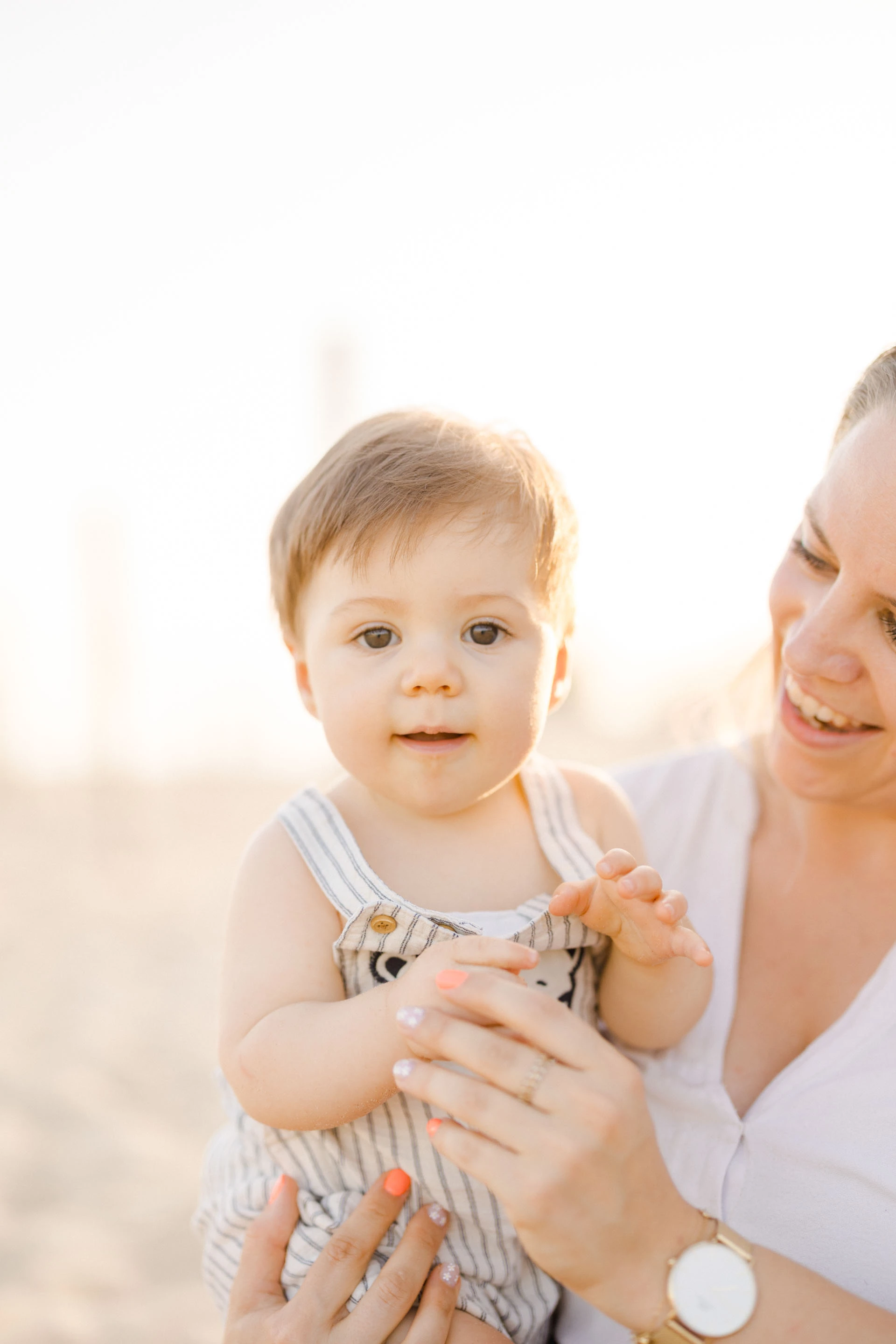 bonheur main enfant sourire gris